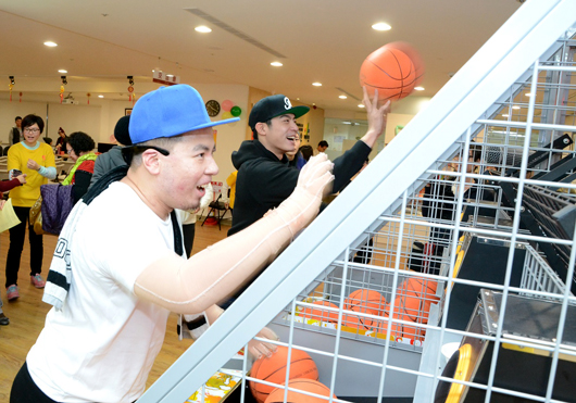 王柏傑與傷友PK投籃球比賽。