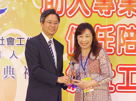 ;陽光基金會新北陽光家園廖玲玲主任獲105年度社會工作人員「服務績優獎」肯定。