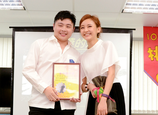 陳意涵頒贈全年無休獎給廖健成。