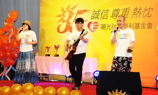 八仙傷友獻唱戀愛ING,喊話要重新愛上受傷後的自己。