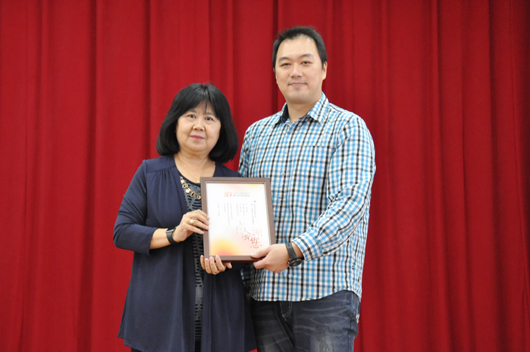 陽光馬海霞董事長感謝明閱科技公司趙得邦董事長支持,致贈感謝狀。