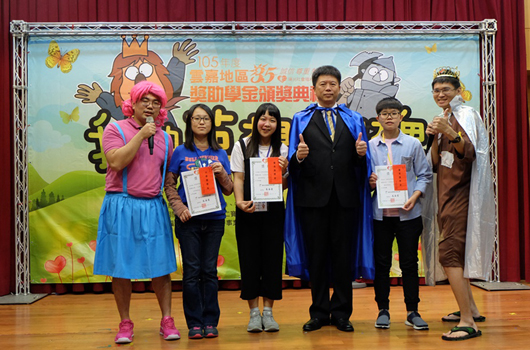 嘉義市政府秘書長林建宏(右三)頒獎給得獎學子。
