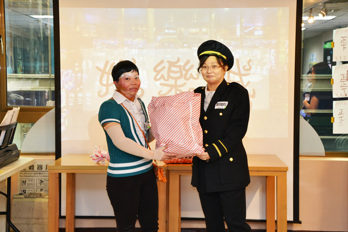 傷友麗紅趣味遊戲競賽表現優異領獎,為女兒努力復健的她獲得「眉飛色舞」獎肯定