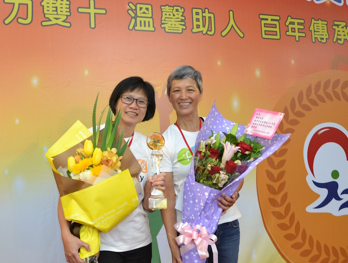 陽光社工總督導曠裕蓁(圖右)也到場獻花祝賀。