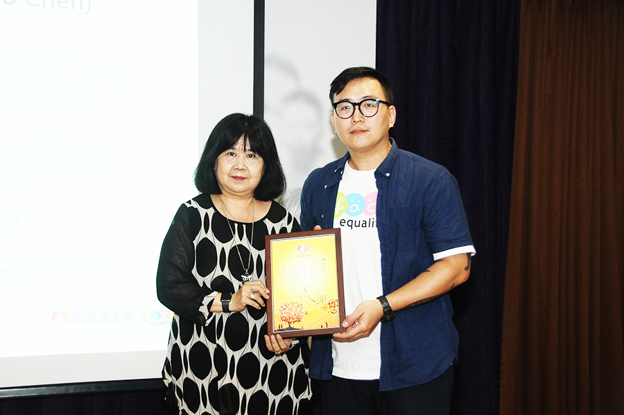 陽光董事長馬海霞頒發感謝狀給《完美！》攝影師陳彥奇（右）。