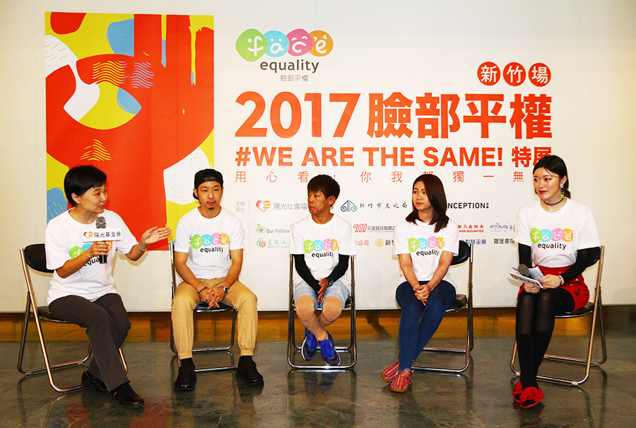 (左到右) 陽光桃竹中心吳慧絹主任、八仙傷友修銘、濡齊、力云、楚君與談。