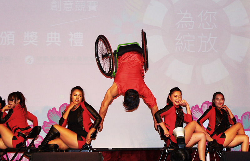 頒獎典禮在輪椅舞者舞動奇蹟的表演中，揭開序幕。