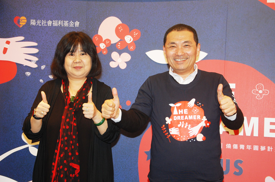 侯副市長穿上圓夢T-Shirt為傷友比讚!