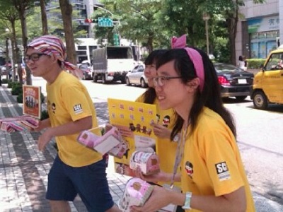 不畏烈陽 飛雁街頭募愛送陽光