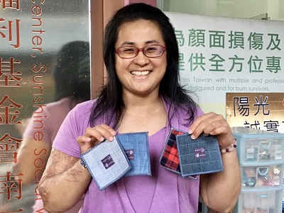 微微一笑很陽光  巧手縫出燦爛人生 -傷友 阿慧