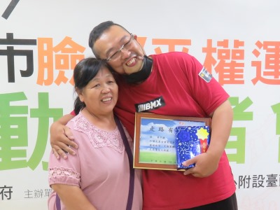 我不放棄，因為有母親的愛與陽光的熱情