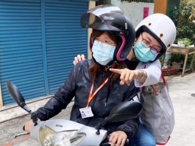 公務車上滿載的，不只是營養品，更是關心與陪伴