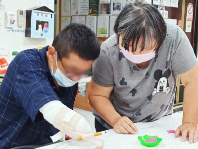 不畏離家苦，生服員深入第一線陪伴傷友